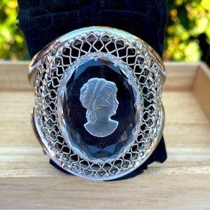 Vintage lg cameo bracelet